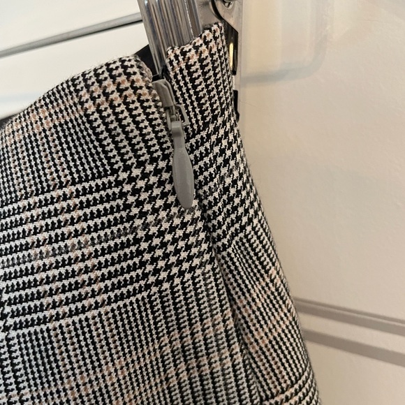 Aritzia Babaton mini skirt - Picture 3 of 4